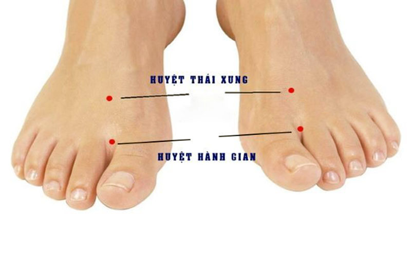Xác định vị trí huyệt hành gian trước khi bấm huyệt để hạ huyết áp