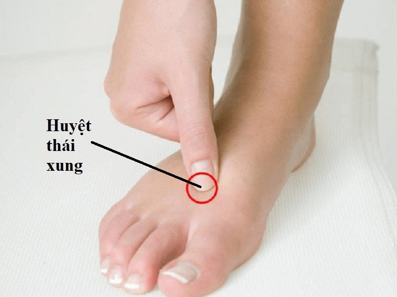 Xác định vị trí huyệt Thái Xung trước khi thực hiện bấm huyệt hạ huyết áp