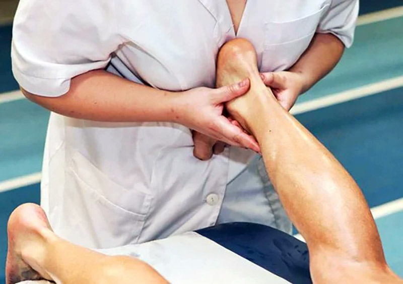 Bấm huyệt Côn Lôn với lực vừa phải