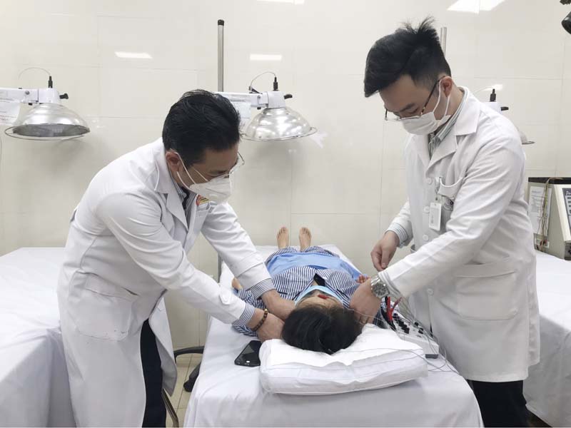 Thực hiện châm cứu huyệt Liêm Tuyền tại cơ sở y tế uy tín