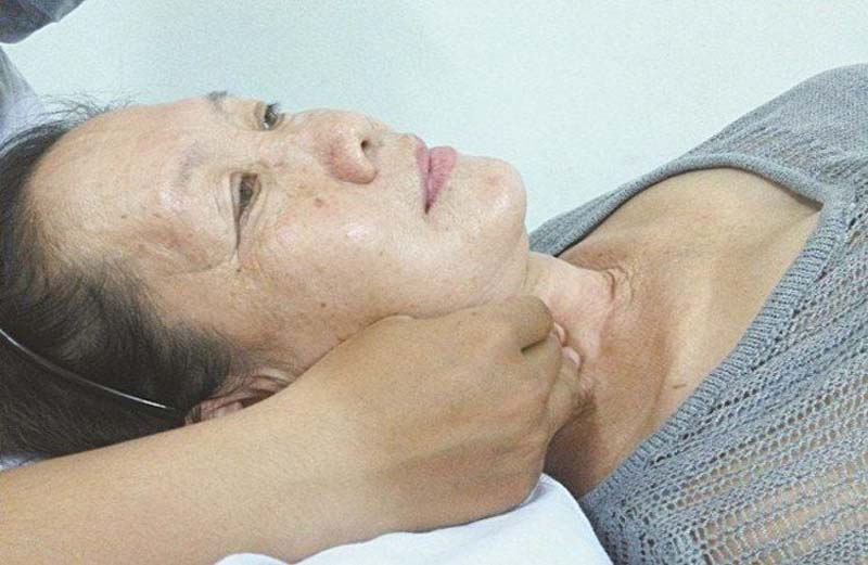 Bấm huyệt Liêm Tuyền với các kỹ thuật đơn giản