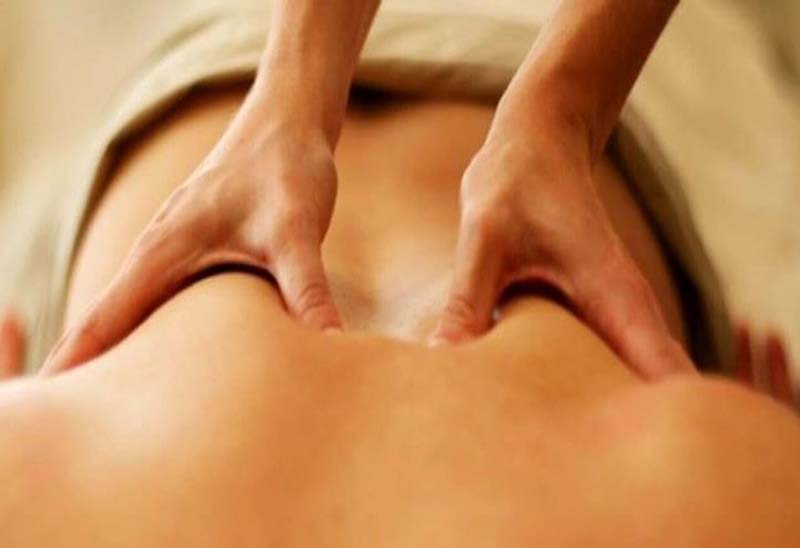 Bấm huyệt Đởm Du hỗ trợ giảm đau lưng, cải thiện các bệnh lý ở mức nhẹ