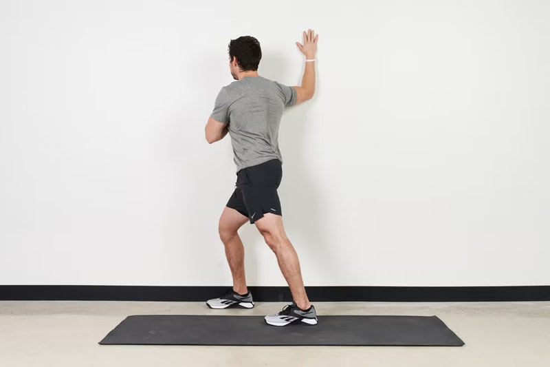 Bài tập giãn cơ vai kéo căng tay trên tường