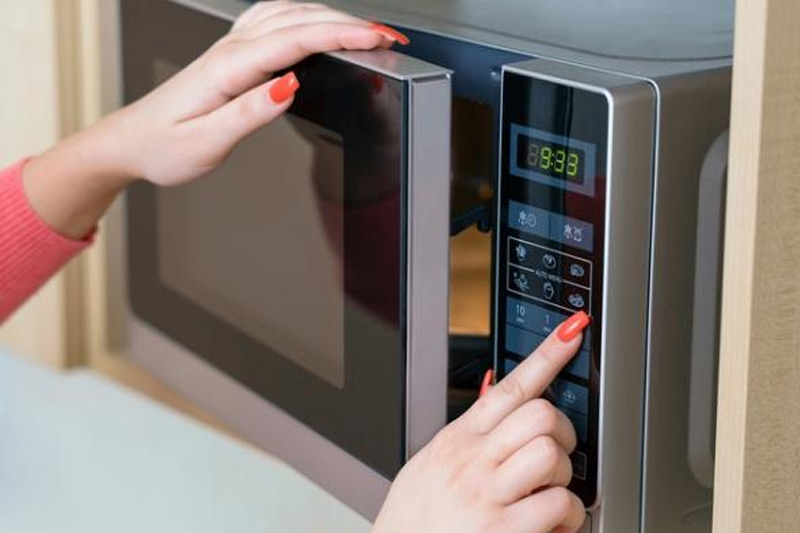 Cách làm nóng đá massage bằng lò vi sóng