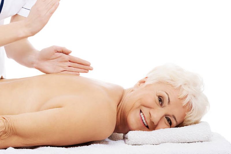 Cách massage lưng cho người già