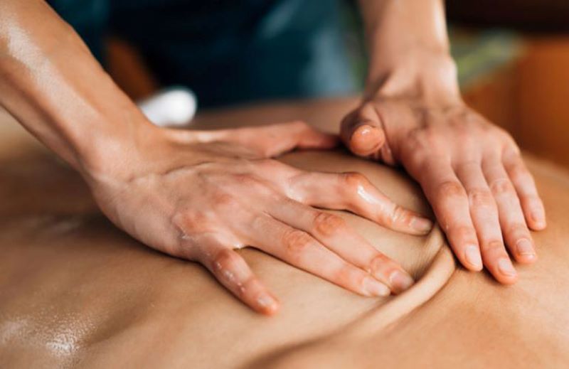 Cách massage lưng cho người già