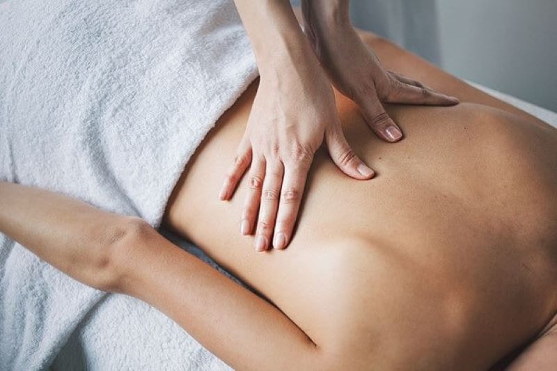 Cách massage lưng cho người già