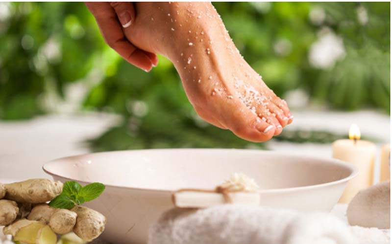 Cách trị tê tay tê chân bằng cách ngâm chân