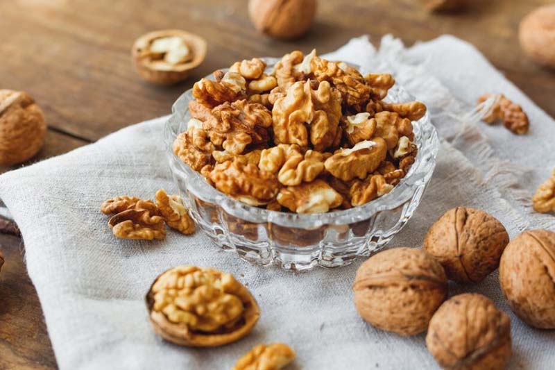 Hạt óc chó chứa nhiều omega-3 tốt cho người bị đau lưng