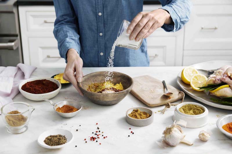 Hạn chế ăn thực phẩm nhiều muối vì có thể gây viêm