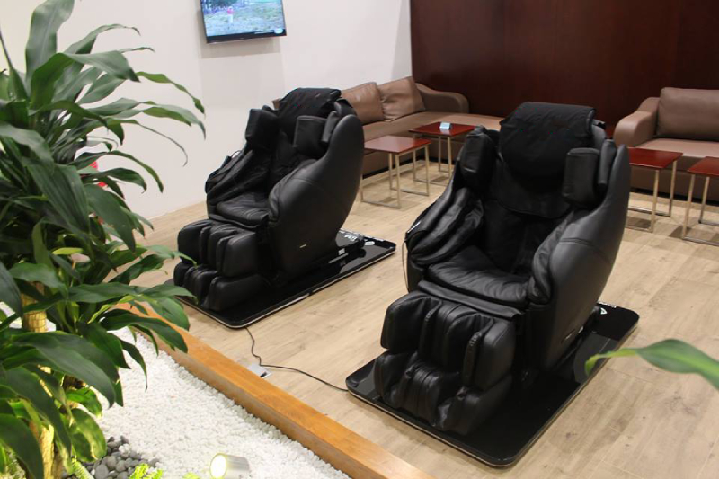 Ghế massage đặt tại các siêu thị có thể thư giãn tạm thời nhưng tiềm ẩn nhiều rủi ro sức khỏe.