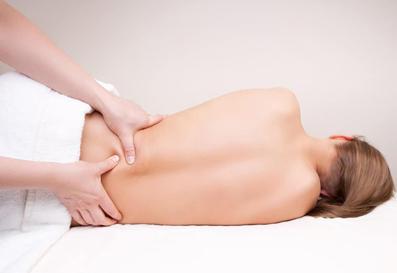 Massage lưng dưới giảm đau bụng kinh