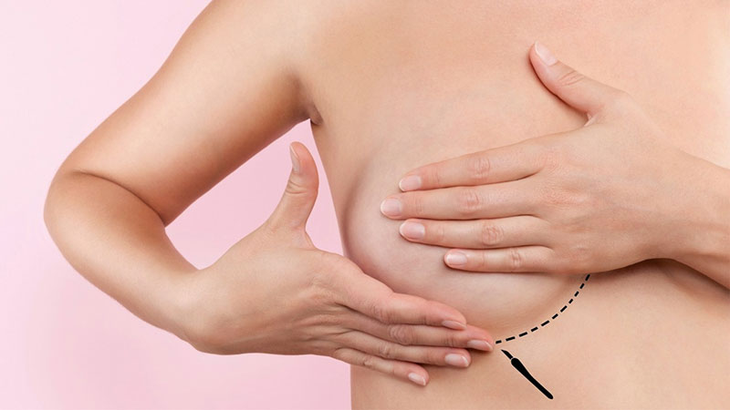 Vuốt dọc ngực từ trên xuống dưới