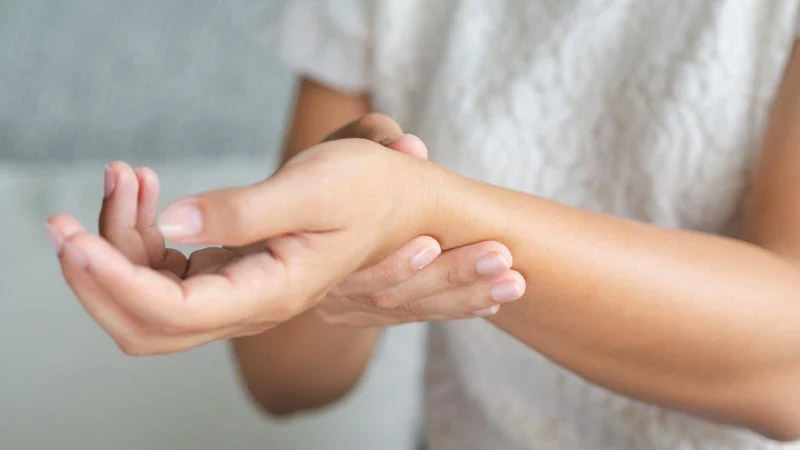 Tê tay bấm huyệt nào? Cách bấm huyệt chữa tê tay hiệu quả cao